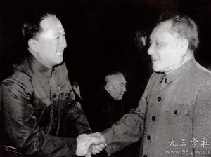 1981年元旦，邓小平与吴阶平（左）亲切握手。.jpg
