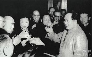 1960年1月，毛泽东亲切看望出席各民主党派中央全会的同志。前左四为劳君展，后左二为税西恒。.jpg