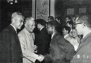 1966年7月，周培源（左一）陪同刘少奇会见参加北京科学讨论会的中外科学家。.jpg