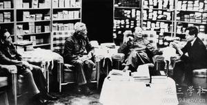 1973年，周培源（左二）陪同毛泽东、周恩来会见杨振宁。.jpg
