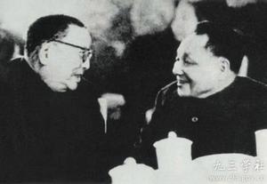1981年2月，邓小平与许德珩（左）在全国政协春节茶话会上亲切交谈。.jpg