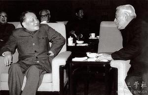 1980年3月，邓小平与周培源（右）亲切交谈。.jpg